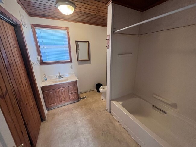 Building Photo - 3 Bedroom House!