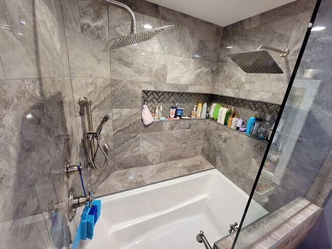 Building Photo - Charming 4 bedrom, 2 bathroom home with ex...