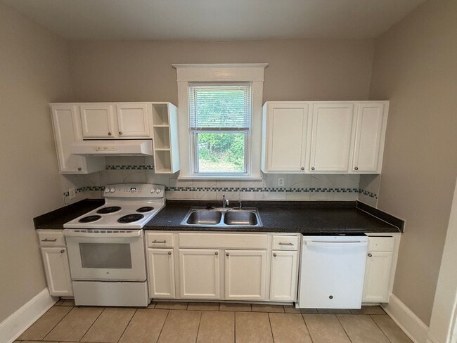 Building Photo - Charming 4bdrm/1.5bth Home Located in Richmond's North Highland Park w/Balcony!!