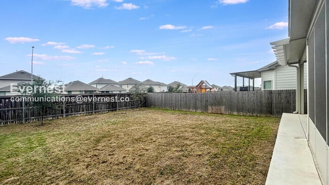 Building Photo - 5 Bed / 2 Bath Home with Fenced Yard & Garage / Pet-Friendly / Vouchers Accepted / Available Now!...