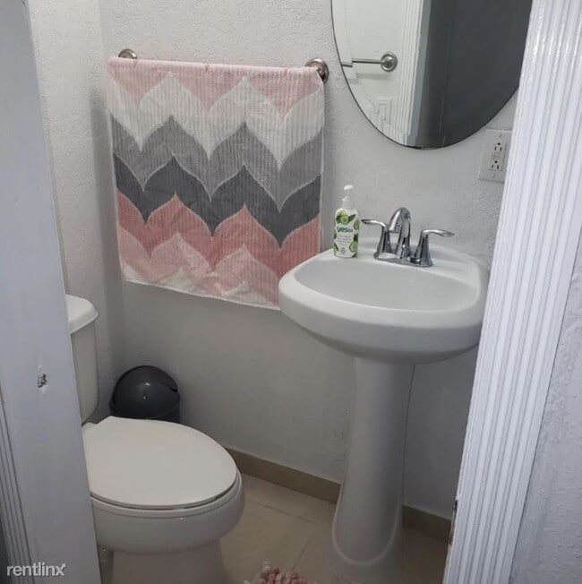 Building Photo - 1 br, 1 bath Apartment - 891 SW 128 court