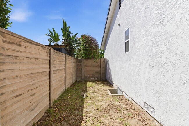 Building Photo - Beautiful modern 3 Bed + 3 Bath House + Pool + Garage