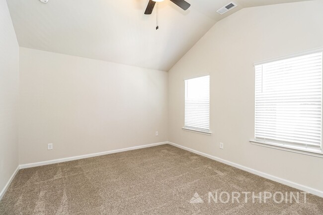 Building Photo - Beautiful 3BR 3.5BA Townhome w/ Full Appliance Kitchen Garage Parking in University