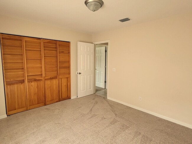 Building Photo - Two Bed/Two Bath~Bright & Clean~One Car Garage~Yard