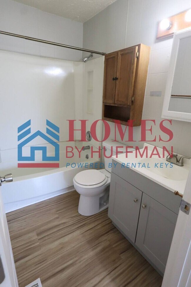 Building Photo - Three Bedroom House | Move in Ready