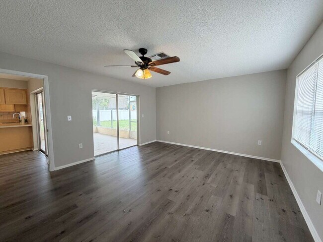 Building Photo - "Charming 3-Bed, 2-Bath Retreat in Spring Hill with 1,327 Sq Ft of Comfort!"