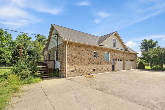 Building Photo - 510 Bruce Rd