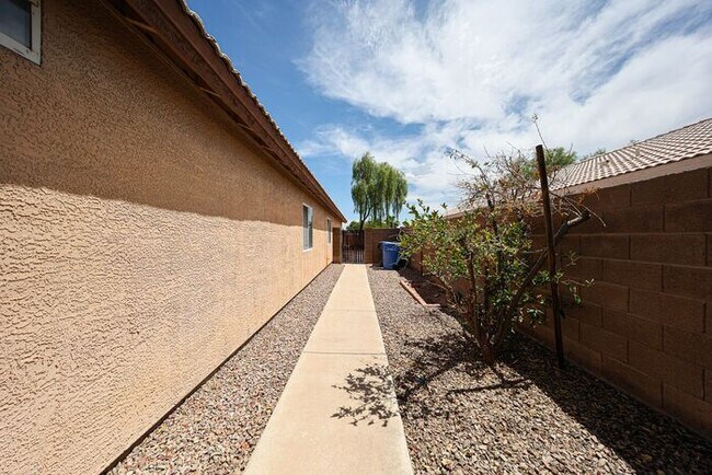 Building Photo - Charming 3-bedroom, 2-bathroom home locate...