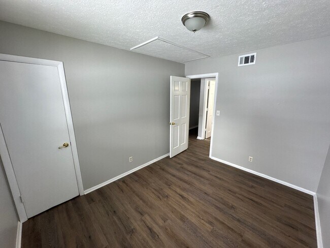 Building Photo - 338 N Skyline Dr