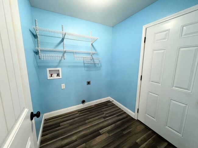 Building Photo - Fenced home close to FLW!