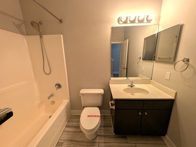 Building Photo - Beautiful, 3 bed, 2 bath Townhome Located ...