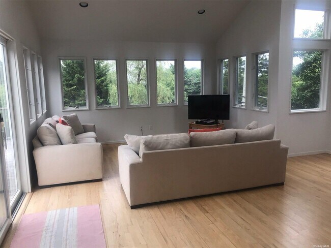 Building Photo - 42 Evergreen