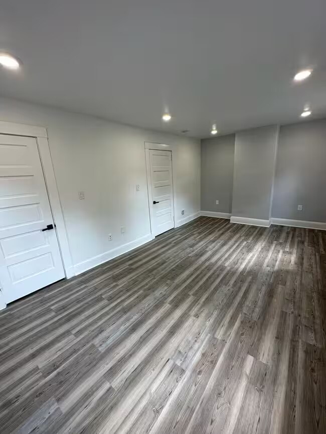 Building Photo - 3370 Parkview Ave