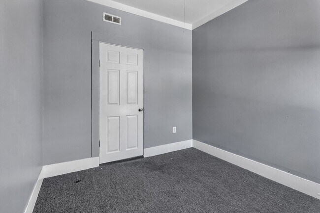 Building Photo - 13R Plain St