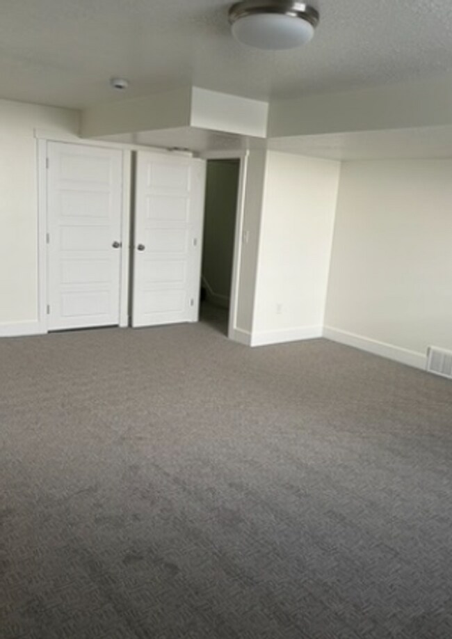 Building Photo - For Rent in Pleasant Grove – 6-Bedroom Bea...