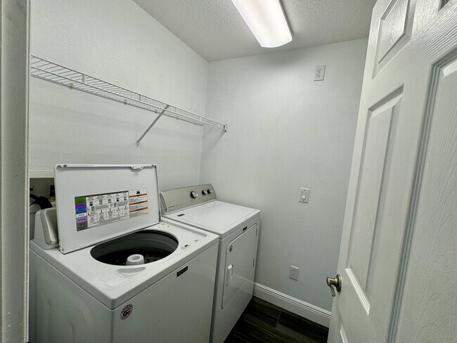 Building Photo - 11056 Dawnview Ln