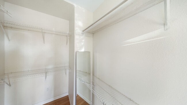 Building Photo - 3 Bed 2 Bath - Large Yard - Group - Dog Fr...