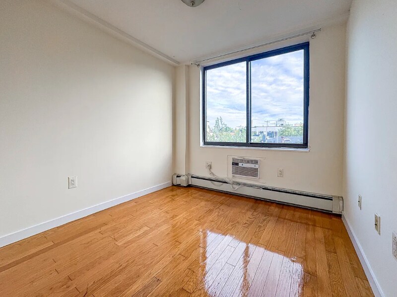 Building Photo - 924 Metropolitan Ave