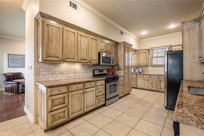 Building Photo - 2616 S Everest Ave