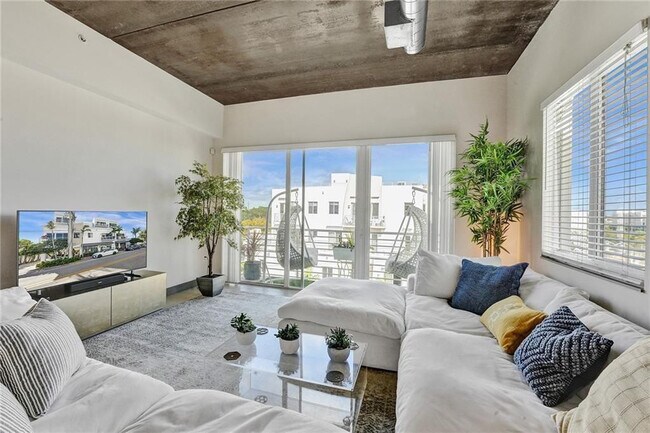 Building Photo - 110 SE 2nd St