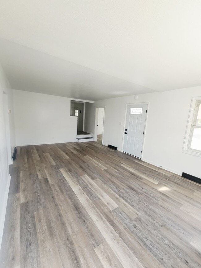 Building Photo - 564 Haller St
