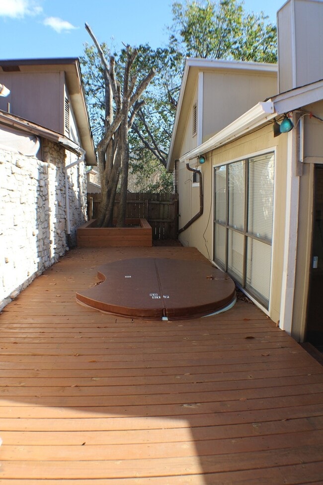 Building Photo - Gorgeous garden style home in San Antonio. Realtor Commission: $300