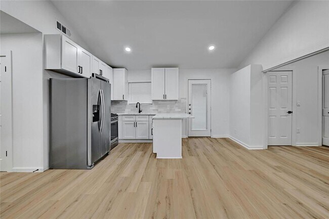 Building Photo - Fully updated 6 bed house!!! 1911 David!
