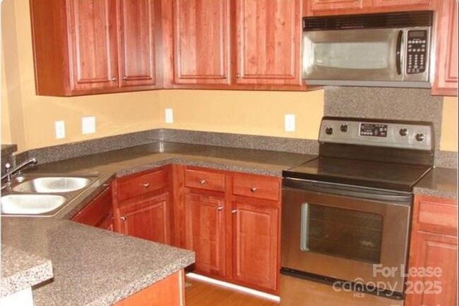 Building Photo - 6431 Park Pond Dr
