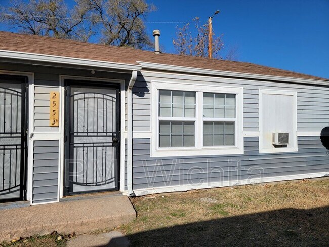 Building Photo - 2557 N Park Pl