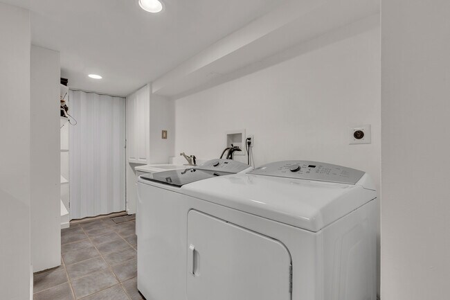 Building Photo - 42 Tanglewylde Ave