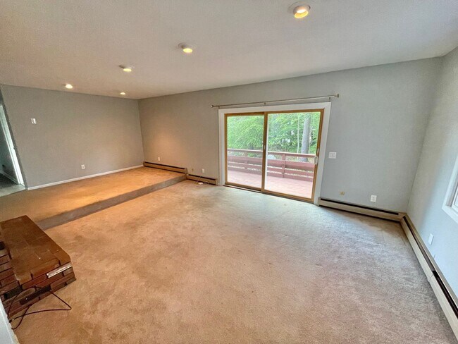 Building Photo - Spacious 4 Bed / 3 Bath Single-Family Home...