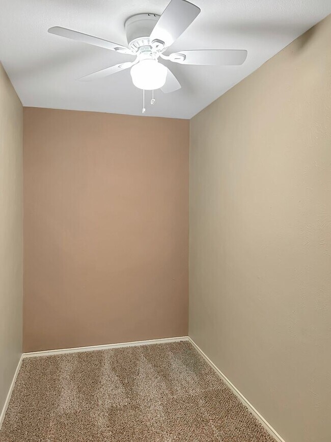 Building Photo - 2-Bed, 2-Bath Townhome with Flexible Floor...