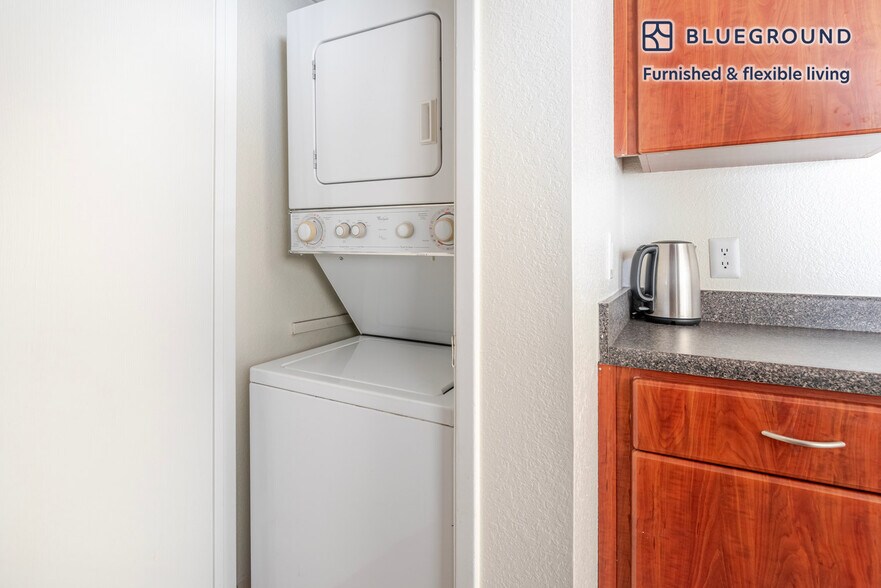 Building Photo - 1600 Villa St