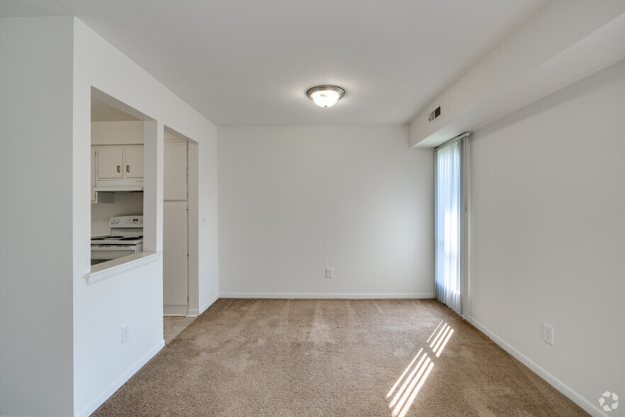 1BR, 1BA - 840SF - Dining Area - The Pines