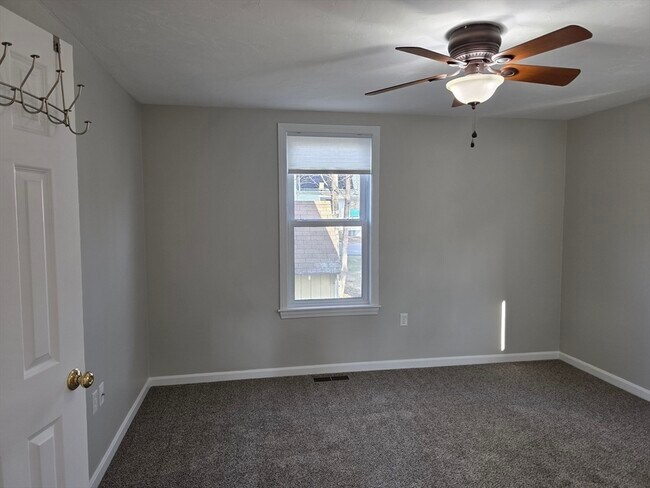 Building Photo - 284 School St