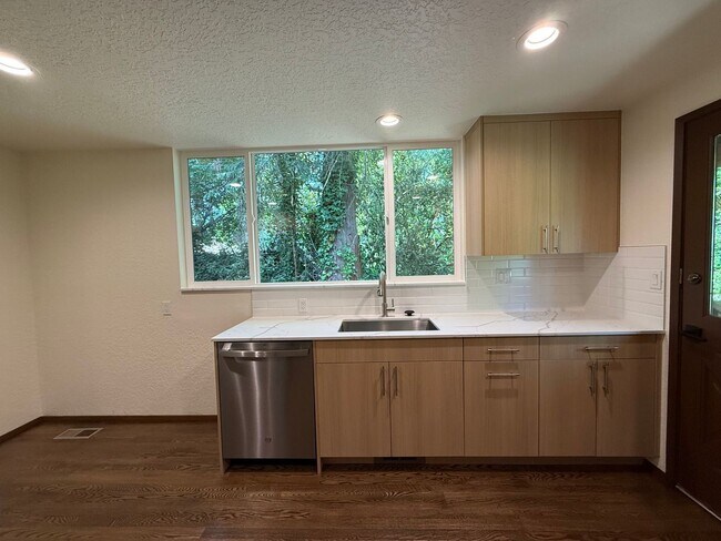 Building Photo - 3 Bed 2.5 Bath in the Heart of Bellevue