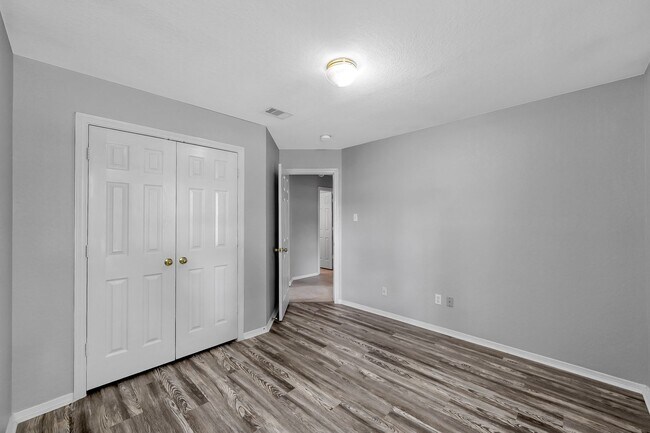 Building Photo - Cozy and quiet 4 bed 2 bath