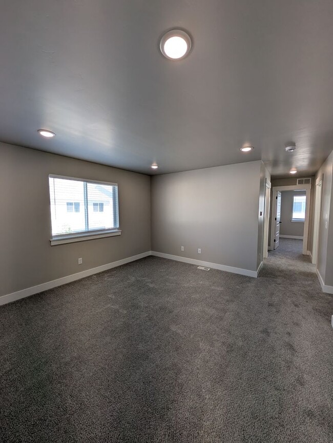 Building Photo - 5560 Truman D