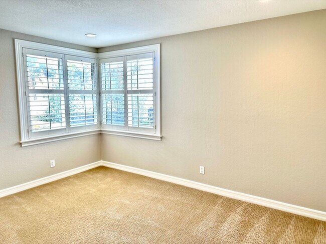 Building Photo - Large 5 Bedroom Single Family Home Near Da...