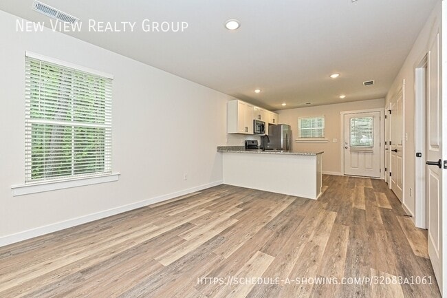 Building Photo - 512 12th Ave NE