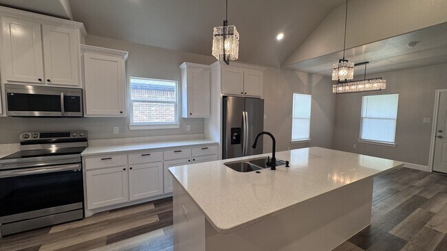 Building Photo - 117 Hessed St