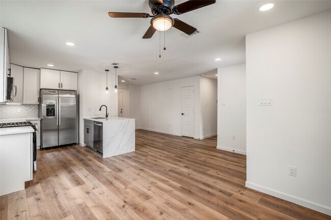 Building Photo - 3923 Alsace St