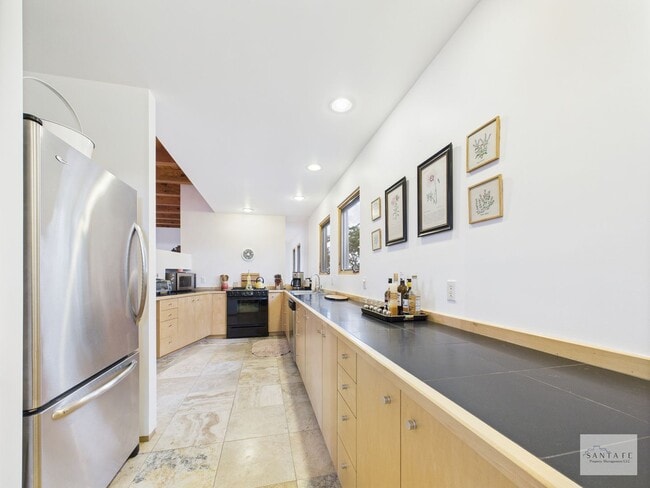 Building Photo - Stylish Home in Eldorado | Furnished or Un...