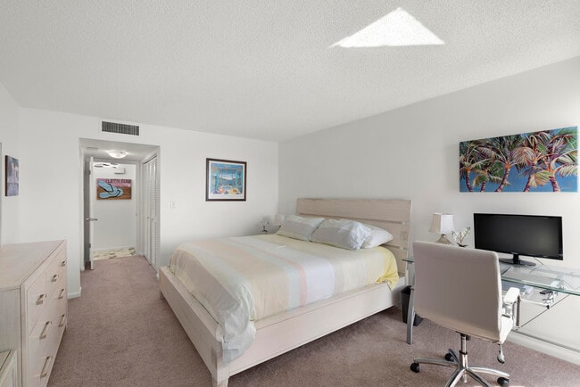 Building Photo - 5550 N Ocean Dr