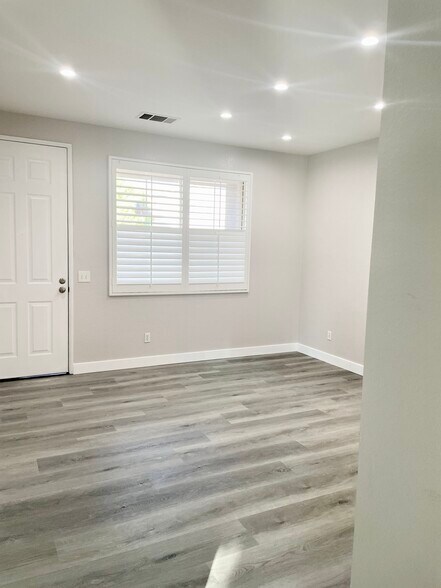 Separate living room - 6 Red Coat Pl