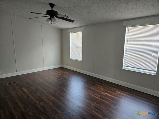 Building Photo - 566 Gateway Cir