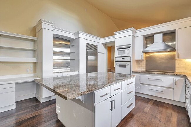 Building Photo - CLICK "REQUEST A TOUR" NOW!