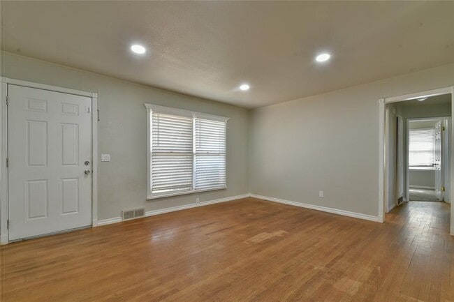 Building Photo - 2105 Carpenter Dr