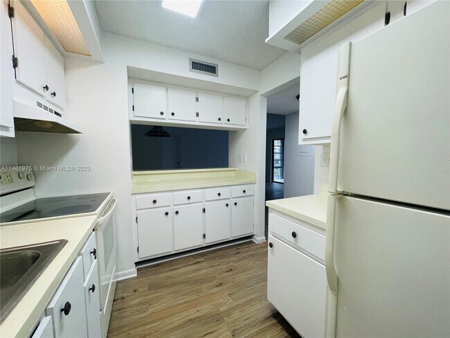 Building Photo - 925 NE 199th St