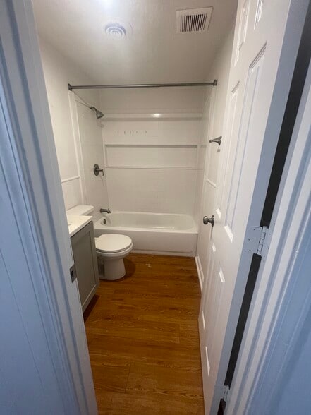 Full Bath - 1001 Moreland Dr